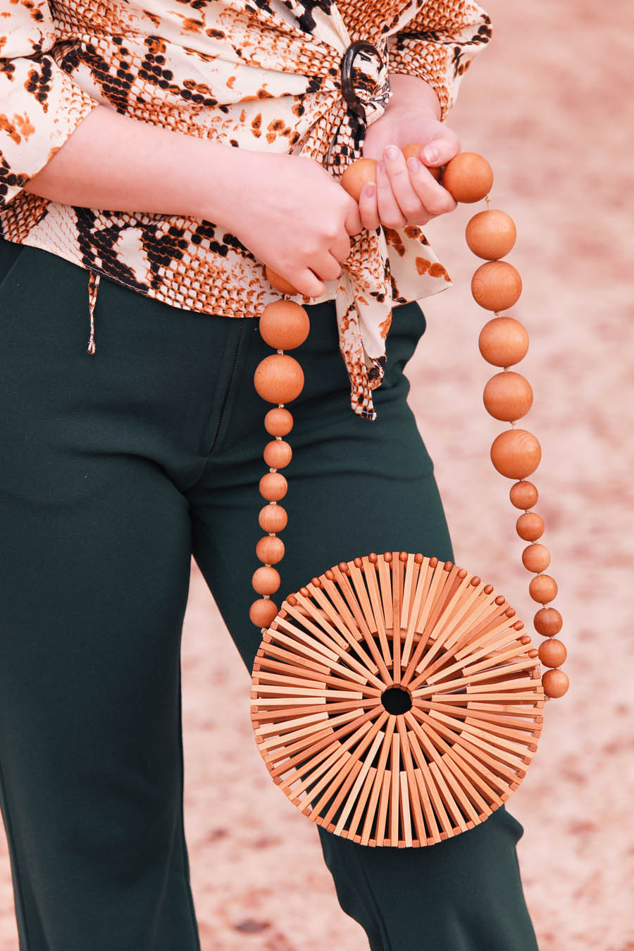Outfit-mit-Schlangenmuster